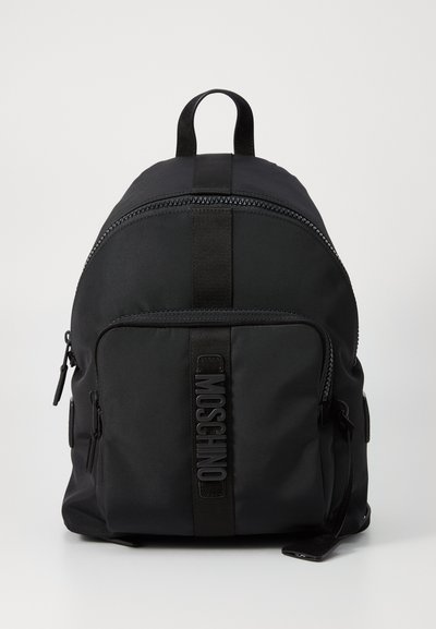 Schwarzer Nylon-Rucksack mit ovaler Form, einem oberen Griff, einer Fronttasche mit Reißverschluss und einem strukturierten Logo-Streifen in der Mitte.