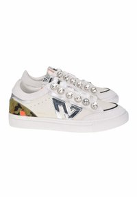 Sneakers bianchi con accenti argentati, decorati con cristalli tondi, presentano lati con motivo camouflage e strisce nere sulla punta.