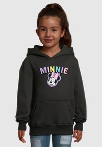 Fekete kapucnis pulóver, amelyen nagy "MINNIE" felirat található színes betűkkel, valamint egy rajzfilmszereplő grafika az elején. Puha anyag, kenguruzsebbel.