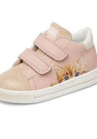Sneaker in pelle rosa con due cinturini in velcro. Presenta una punta dorata lucida e un'illustrazione di un gattino arancione che sbircia di lato. Suola bianca.