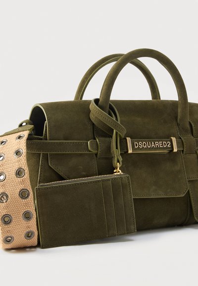 Sac à main en daim vert olive avec double poignée, porte-cartes assorti attaché et bandoulière beige avec œillets métalliques et plaque logo DSQUARED2.