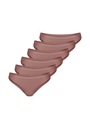 Sześć par bezszwowej, fioletowo-różowej damskiej bielizny bikini ułożonych w przekątny stos na białym tle.