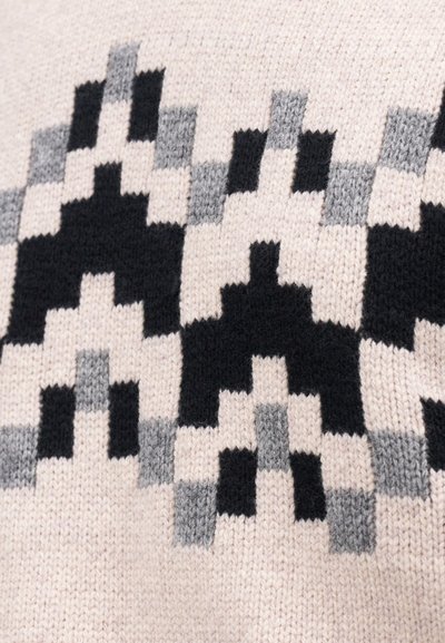 Pulover tricotat cu un model geometric în culorile negru, gri și crem; textură caldă cu un finisaj moale și elastically.