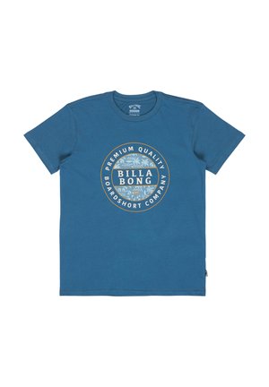 Blauw T-shirt met korte mouwen en een ronde Billabong-logo in het midden, met tropische bladeren en de tekst "Premium Quality Boardshort Company".