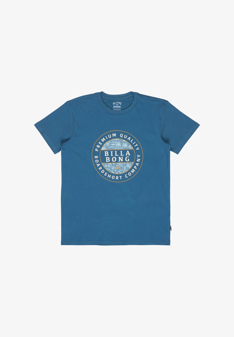 Niebieski krótki t-shirt z okrągłym logo Billabong na środku, przedstawiającym tropikalne liście oraz tekst „Premium Quality Boardshort Company”.