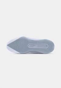 Suela de zapatilla Nike en azul claro y blanco. Presenta goma texturizada con patrones en zigzag y acentos circulares para mejor agarre.