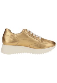 Gul läder sneaker med vita snören, en kraftig vit sula och texturerade detaljer. Har en rundad tåsats och sydda detaljer.