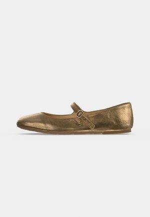 Chaussure plate de style Mary Jane, métallisée bronze, à bout arrondi, semelle fine et bride à boucle dorée, présentée de profil sur un fond uni.