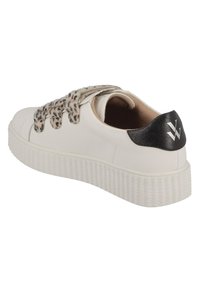 Baskets en cuir blanc avec une semelle plateforme texturée, ornées de lacets à imprimé léopard et d'une touche en cuir noir au niveau du talon.