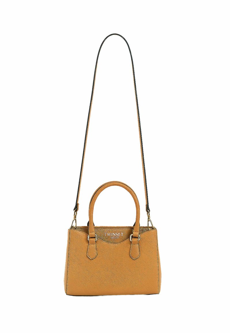 Borsa a mano sintetica color sabbia con design strutturato, manici doppi e tracolla removibile. Presenta dettagli del logo sul davanti.