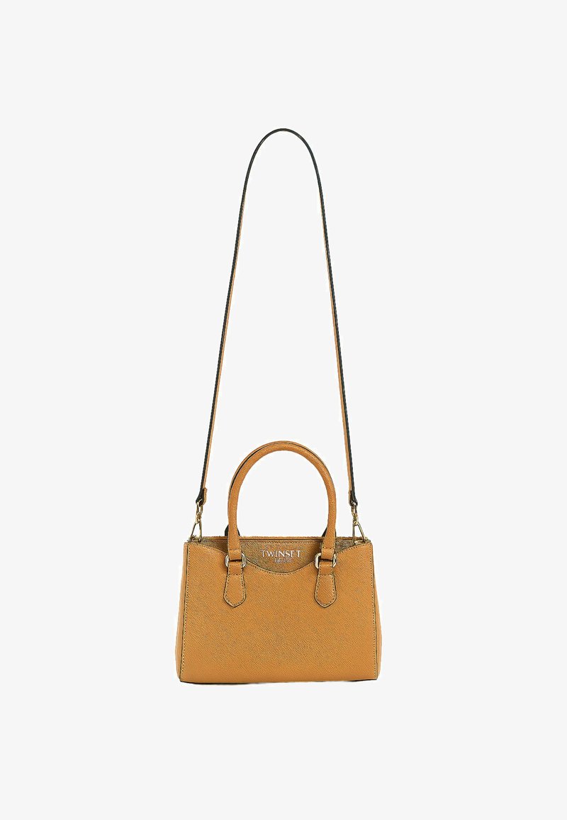 Borsa a mano sintetica color sabbia con design strutturato, manici doppi e tracolla removibile. Presenta dettagli del logo sul davanti.