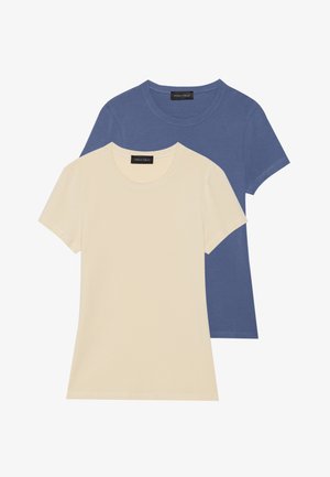 Δύο μπλουζάκια κοντό μανίκι: το ένα κρεμ και το άλλο μπλε. Και τα δύο διαθέτουν στρογγυλές λαιμόκοψεις και μαλακό, απαλό ύφασμα από βαμβάκι.