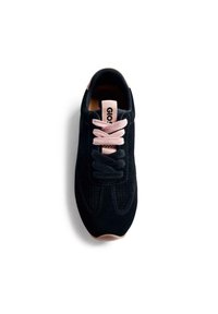 Sneakers en daim noir avec des lacets et un logo roses, présentant un dessus texturé et une semelle en caoutchouc de couleur claire. Vue de dessus.