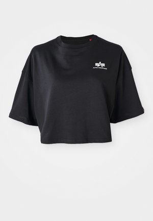 Schwarzes, kurzes T-Shirt aus Baumwolle mit rundem Halsauschnitt, kurzen Ärmeln und einem weißen Logo auf der Brust. Glatte Textur.