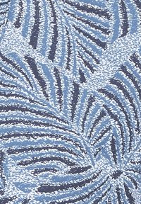 Tessuto blu con un motivo di foglie di palma in blu scuro e bianco. Il design presenta un effetto testurizzato e maculato su tutto il materiale.