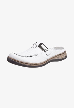 Chaussure slip-on en cuir blanc avec accents noirs, dessus texturé, couture décorative et semelle en liège pour un soutien et une flexibilité supplémentaires.