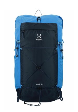 Blauwe en donkerblauwe rugzak met een groot hoofdcompartiment, extern bungee-systeem en een handvat aan de bovenkant. Heeft een klein voorvak en een logo.