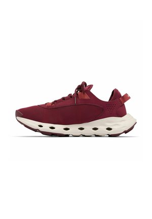 Scarpa sportiva color amaranto con suola bianca con fori di ventilazione ovali neri, lacci e linguetta sul tallone, vista laterale su sfondo bianco.