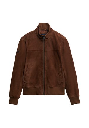 Chaqueta de ante marrón con cuello alzado, cremallera frontal y dos bolsillos laterales. Presenta puños y dobladillo acanalados, textura suave y líneas limpias.