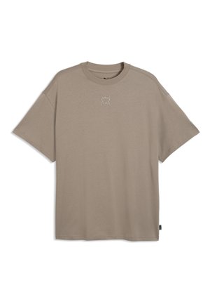 Beige t-shirt med korte ærmer og et lille abstrakt hvidt logo på brystet, klassisk rund halsudskæring, lagt fladt på en hvid baggrund.