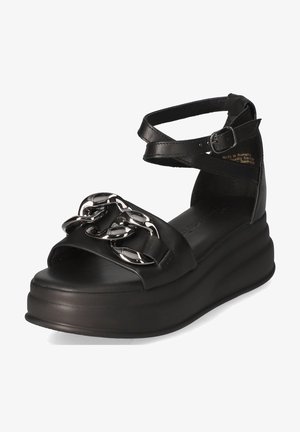 Musta nahkainen korotettu sandaalit, joissa on leveä etuhihna, hopeareunuksella ja säädettävä nilkkahihna. Sileä pinta ja pyöreä muoto.