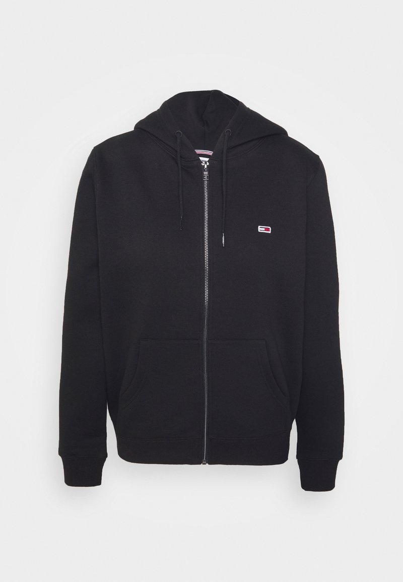 Sudadera negra con cremallera, fabricada con tela suave, que presenta un bolsillo frontal, capucha con cordón y un pequeño logotipo en el pecho izquierdo.