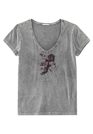 Szara bawełniana koszulka z dekoltem w szpic, krótkimi rękawami i wyblakłą fakturą. Na przodzie nadrukowany różowy napis „MAKE YOUR OWN DREAMS”.