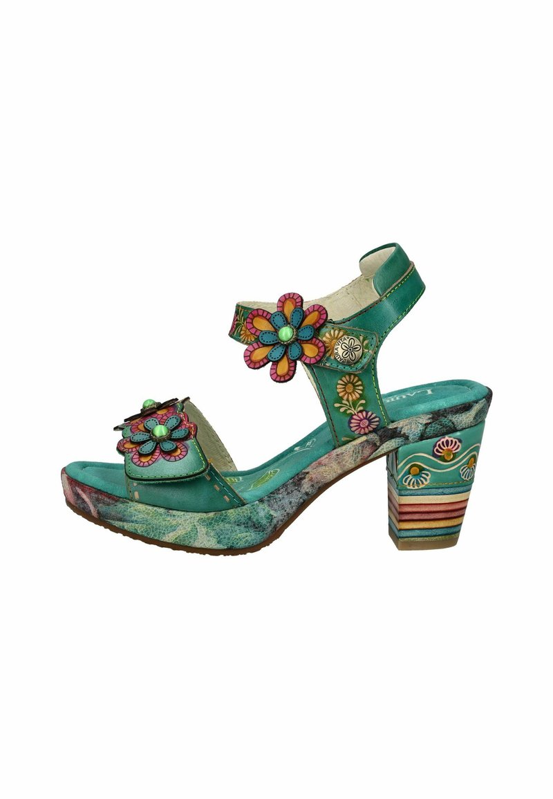 Sandalia de plataforma turquesa con adornos florales, tacón estampado y costuras decorativas; correas ajustables y superficie texturizada.