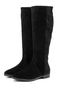 Cizme negre din suede, până la genunchi, cu vârf rotund, talpă joasă și detalii subtile de cusătură pe laturi. Textură netedă și design simplu.