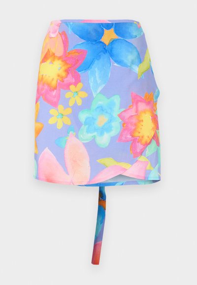 Ziedu apakšsvārki ar purpura fona, kuros ir lieli, krāsaini ziedi rozā, zilā, dzeltenā un oranžā krāsā. Ietver saišu detaļu.