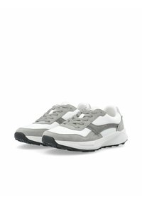 Sneaker grigie e bianche in materiale scamosciato e mesh, con punta perforata, lacci rotondi e suola nera testurizzata.