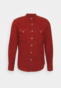 Rood corduroy overhemd met een button-down kraag, twee borstzakken met kleppen en zilveren drukknoopsluitingen. Klassieke westernstijl met een getextureerde stof.
