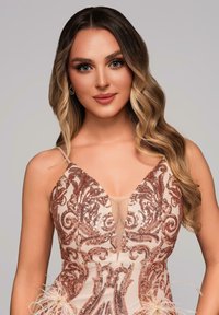 Beige jurk met ingewikkelde rosegouden sequins, diepe V-halslijn, verenaccenten op de taille en delicate verstelbare straps.