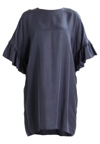 Robe ample bleu marine foncé en tissu doux avec des manches courtes à volants et un col rond. Sans motifs visibles ni détails métalliques.