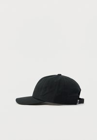 Czarna bawełniana czapka bejsbolowa z zakrzywionym daszkiem, wyposażona w otwory wentylacyjne i regulowany pasek z tyłu.