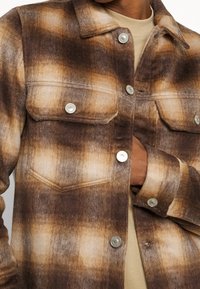 AllSaints Lehká bunda - brown