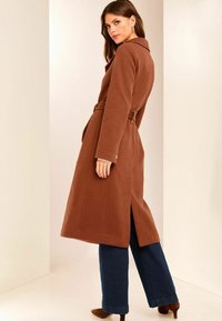 Lipsy DOUBLE BREASTED BELTED - REGULAR FIT - Trenchcoat - rust red
