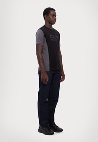 EA7 Emporio Armani Μπλουζάκι με στάμπα - black