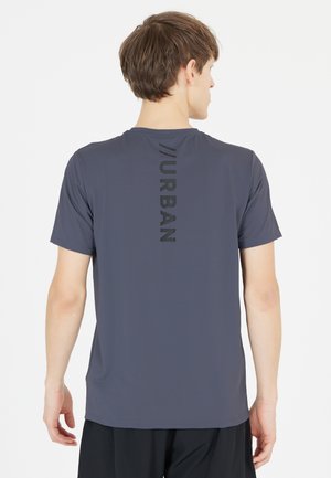 Mørkegrå sports T-shirt med korte ærmer, der har en glat tekstur og et lodret sort tekstdesign på ryggen.