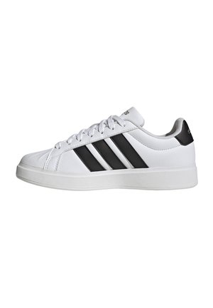 Weißer Low-Top-Sneaker mit schwarzen Streifen und weißen Schnürsenkeln, mit gepolsterter Sohle und gebrandeter Fersenschlaufe.