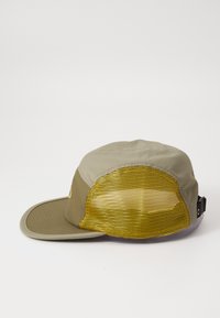Kaki caps med solid front og gul nettingbak. Har en buet skjerm og justerbar stropp. Laget av lett materiale.
