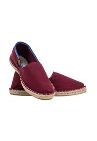 Espadrilles en toile bourgogne avec doublure bleue et semelle en jute tressé, présentant une texture lisse et un design simple à enfiler.