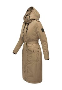 Lange beige trenchcoat met een hoge kraag, verstelbare capuchon, ceintuur rond de taille en zakken aan de voorkant. Het materiaal lijkt glad met een matte afwerking.