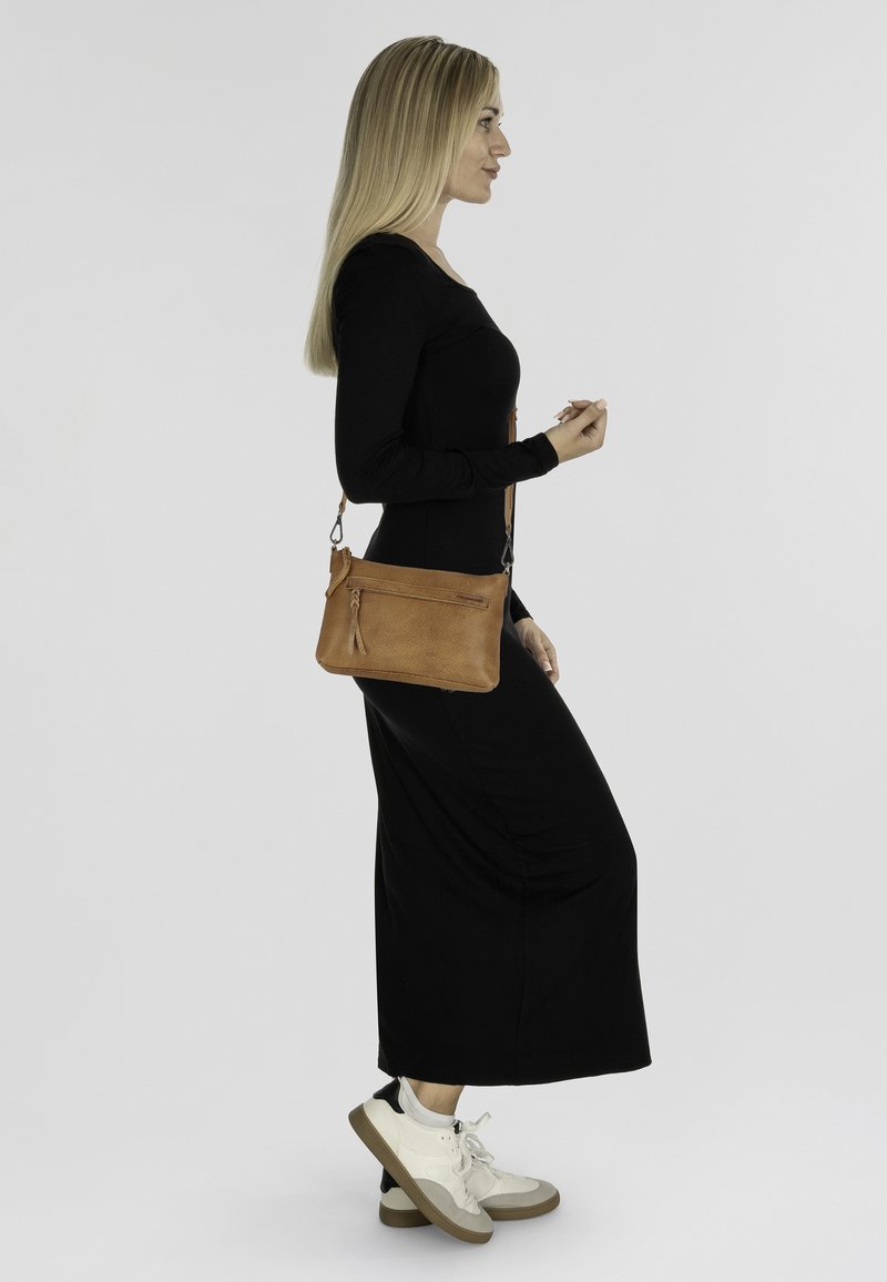 FREDsBRUDER MY OLD FRIEND 27 CM - Schoudertas - dark caramel