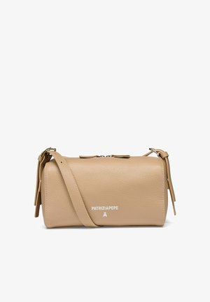 Beige leren crossbodytas met een cilindervorm, ritssluiting en een schouderriem. Voorzien van een logo en decoratieve accenten.