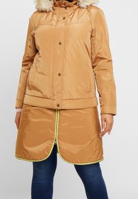 CAPSULE by Simply Be Parkaer - camel