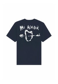 T-shirt en coton bleu marine à manches courtes. Présente un texte graphique blanc "Mi Amor" et un cœur avec des flèches imprimés au dos.