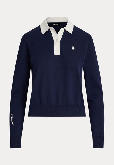 Polo bleu marine à manches longues avec col blanc, patte de boutonnage, logo brodé sur la poitrine et marquage RLX sur la manche gauche.