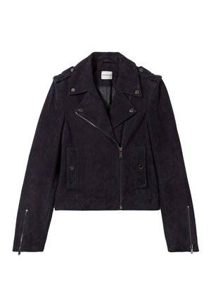 Veste de moto en daim marine avec des accessoires en argent, poches zippées et un design de col classique. Associée à un haut rayé et un jean.