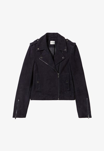 Veste de moto en suede marine avec quincaillerie argentée, poches zippées et épaulettes. Présente un design court et un devant double boutonnage.